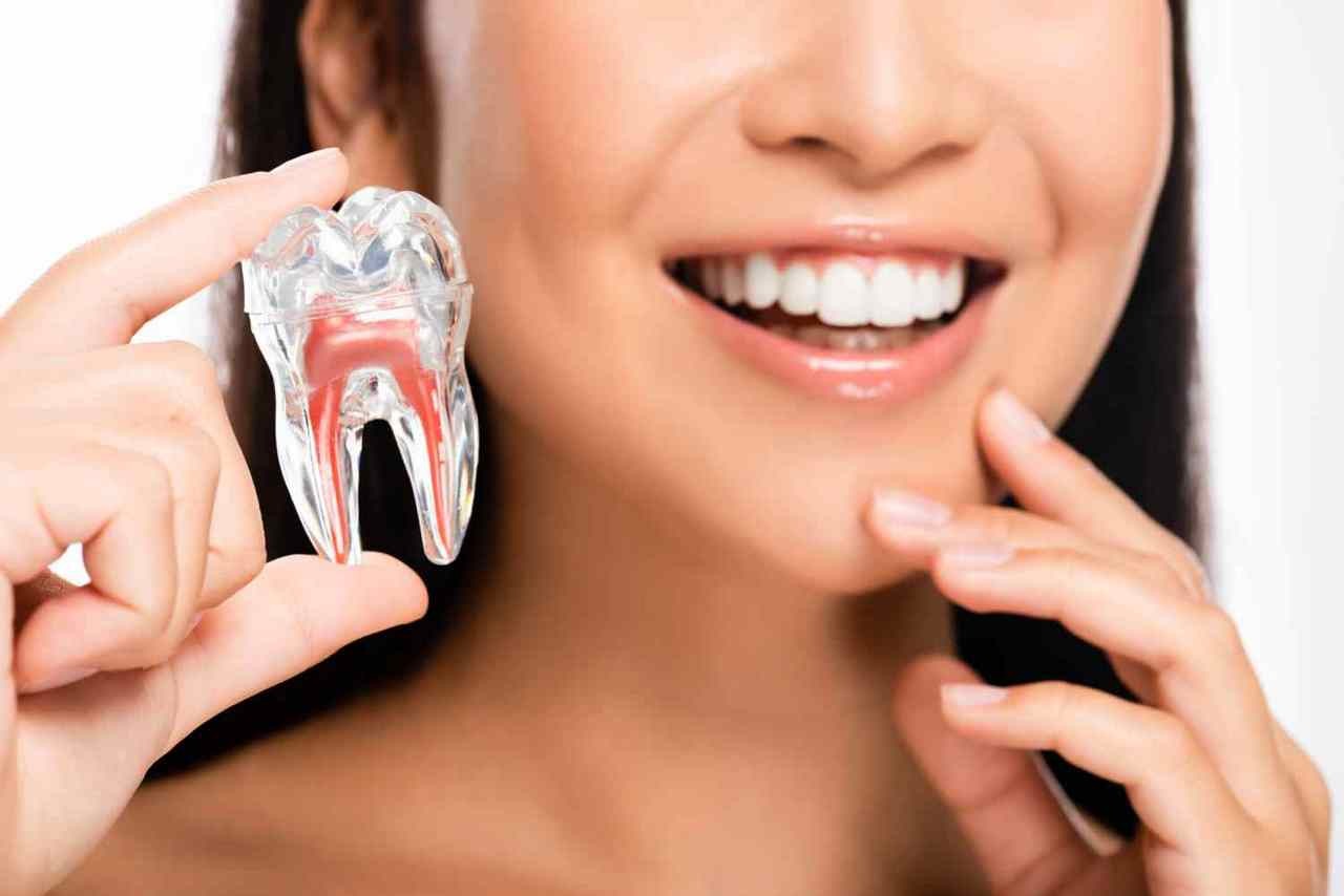 Lakowanie zębów. Na czym polega ten zabieg i czy warto go wykonywać?